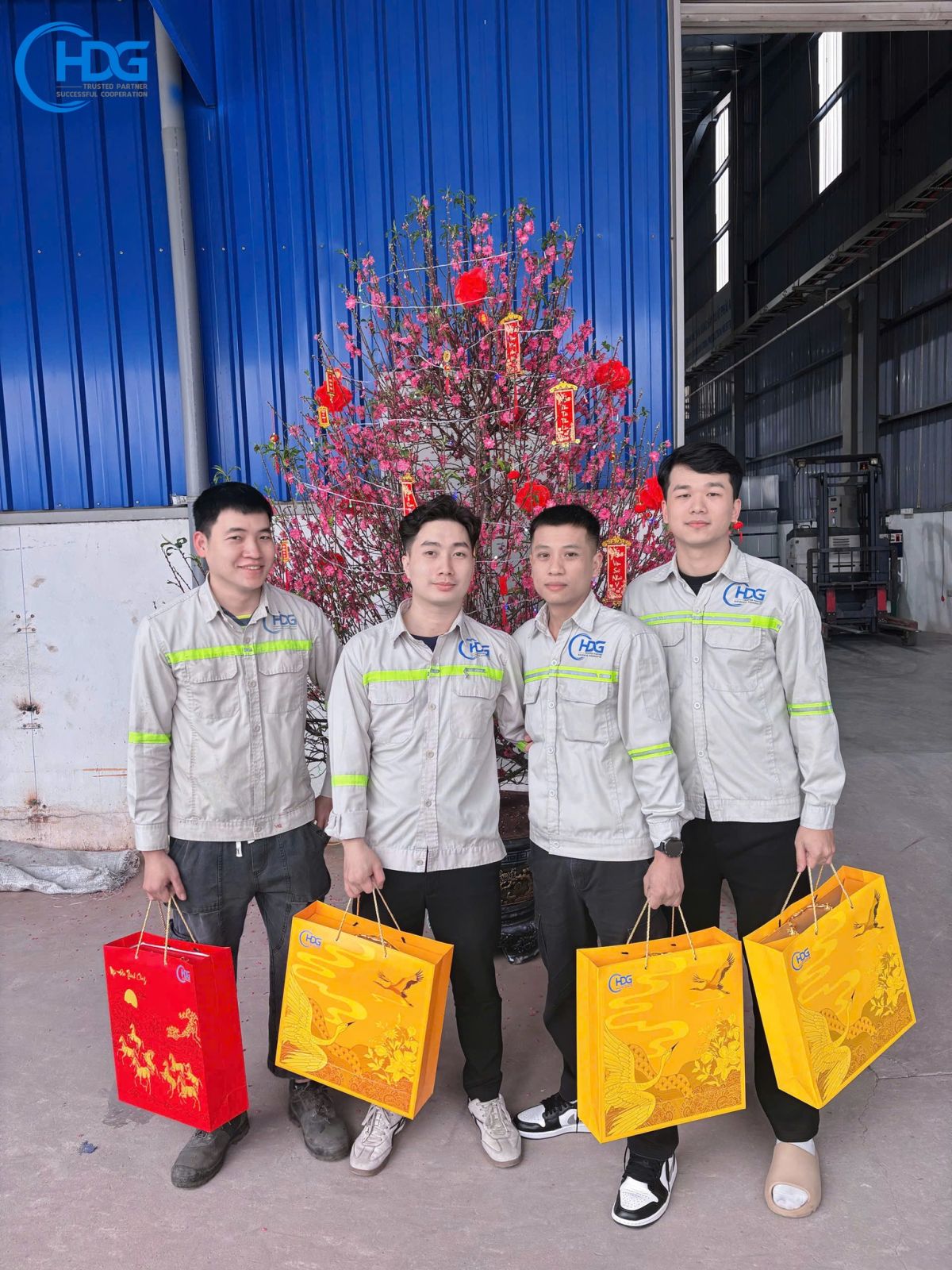 VIBRANT SPRING COLORS &ndash; REUNITING FOR TET!